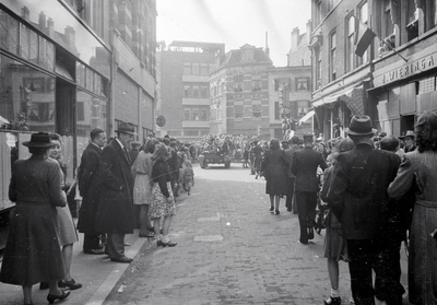 853211 Afbeelding van de intocht van de geallieerden, in de Lange Jansstraat te Utrecht; op de achtergrond de Voorstraat.